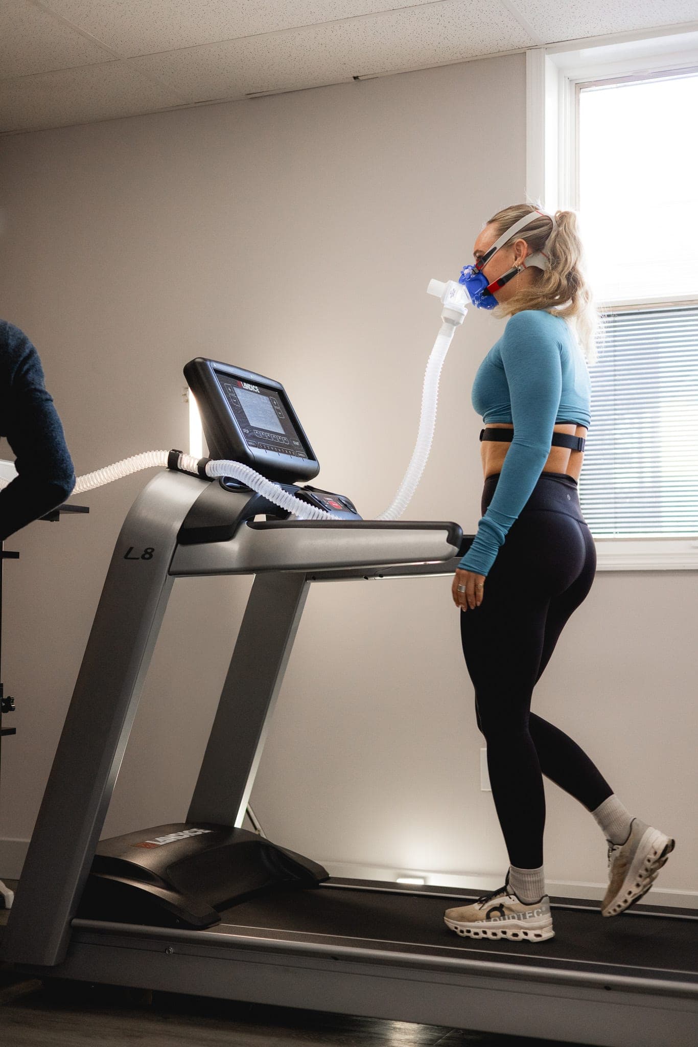 Patient on the treadmill wearing a VO₂ analysis mask during a Baseline Assessment
